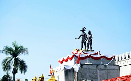 ไฟล์:King_Taksin_&_Phraya_Pichai_Dabhak_Monument_in_Wat_Kungtapao_012.jpg