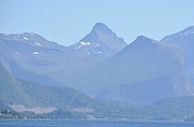 Kongen sett langs Rødvenfjorden frå Sølsnes ferjekai