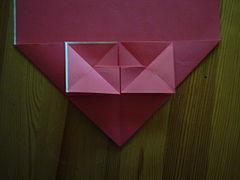5. Wewnątrz kwadratów znajduje się mały trójkąt. Wsuwamy go do kieszonki.