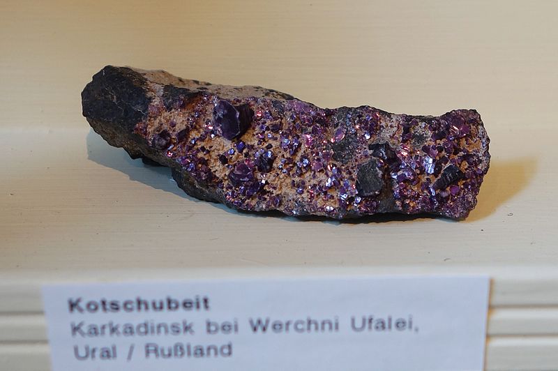 File:Kotschubeite Naturkundemuseum Berlin.jpg