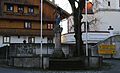 Endlhausen, Kriegerdenkmal, abgerundete Freitreppenanlage mit steinerner Mariensäule und Reliefwand, Säule bezeichnet mit 1905, später zum Denkmal für die Gefallenen beider Weltkriege erweitert. This is a picture of the Bavarian Baudenkmal (cultural heritage monument) with the ID D-1-73-120-92 (Wikidata)