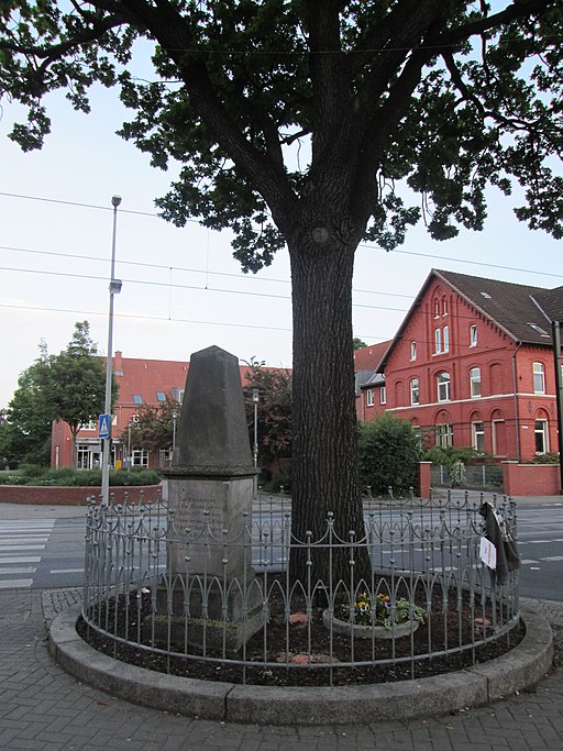 Kriegerdenkmal mit Friedenseiche - Hannover-Badenstedt Badenstedter Straße-Ecke Plantagenstraße - panoramio