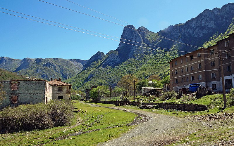 File:Kurbnesh with Gur i Gjonit.jpg