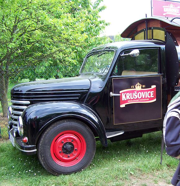 File:Kvašťov, výčepní auto pivovaru Krušovice, čelo.jpg