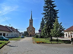 Kyselovice, náves s kostelem.jpg