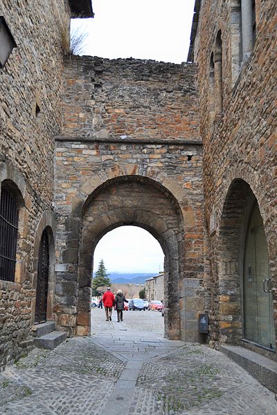 File:L'Aïnsa, portal de la plaça Major.JPG