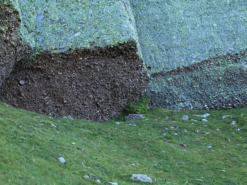 File:La montaña palentina profusión de rocas.jpg