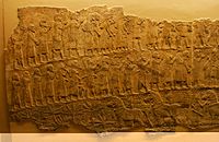 囚犯和騎兵，出自於《拉吉浮雕（英語：Lachish_reliefs）》