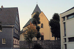 Westseite der Alten Kirche über der massiven Basaltstützmauer zwischen Pfarrhaus uns Neuer Kirche