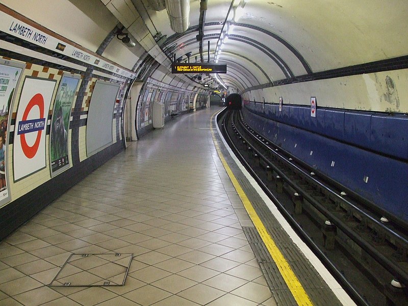 File:Lambeth North stn southbound look north.JPG