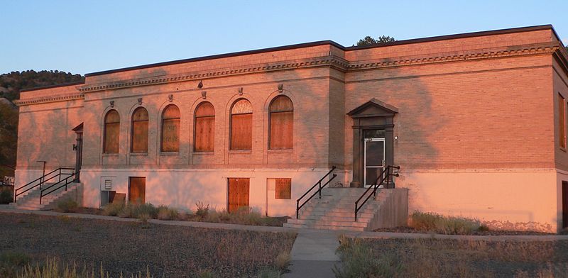 File:Lander County High School W side 1.JPG