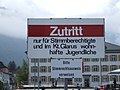 Panneau indiquant en allemand "Zutritt nur für Stimmbereichtige und im Kanton Glarus wohnhafte Jugendliche", avec le "Zutritt" écrit en lettres blanches sur fond rouge, le reste en lettres noires sur fond blanc.