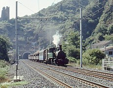 Train touristique à voie étroite empruntant la ligne SNCF à la sortie de Tournon.