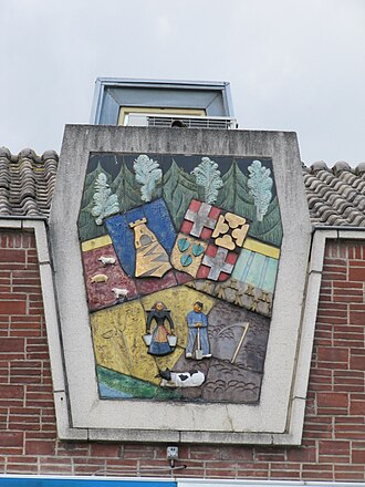 Relief on the facade of Hamersveldseweg 2 in Leusden, 1956 by Oosterhuis-van der Stok Leusden - Relief op de gevel van Hamersveldseweg 2.jpg