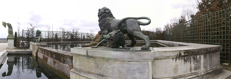 File:Lion Terrassant un Loup - Château de Versailles - P1050535-P1050546.jpg