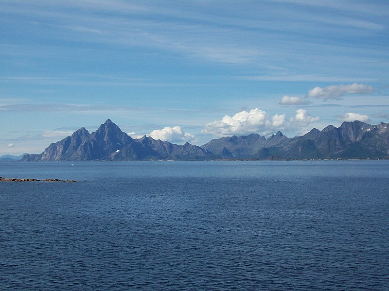 File:Lofoten from Skrova - panoramio.jpg