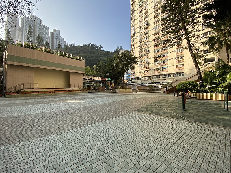 File:Lok Man Sun Chuen Plaza 202012.jpg