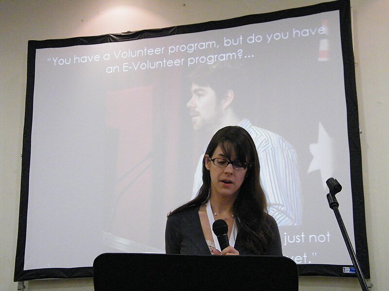 File:Lori Phillips at Wikimania speaking - Stierch.jpg