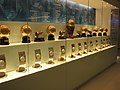 Die Aufstellung im Real-Madrid-Museum – Ballon d’Or über den FIFA-Trophäen – verdeutlicht die Wertigkeit der Preise