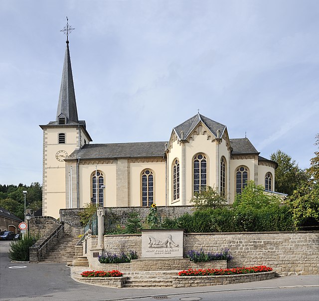 Kierch vun Habscht (2011), virdrun de Monument aux Morts