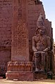 Luxor-Tempel-06-Sitzstatuen-Obelisk-1982-gje.jpg