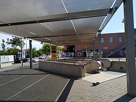 Bouche de métro de la station.