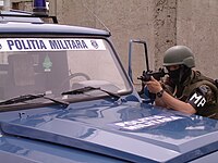 ミニUZIを構えるルーマニア陸軍第265憲兵大隊の隊員 （2004年5月5日、イラク）