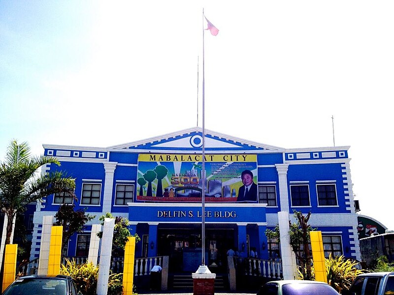 File:Mabalacat City Hall.JPG