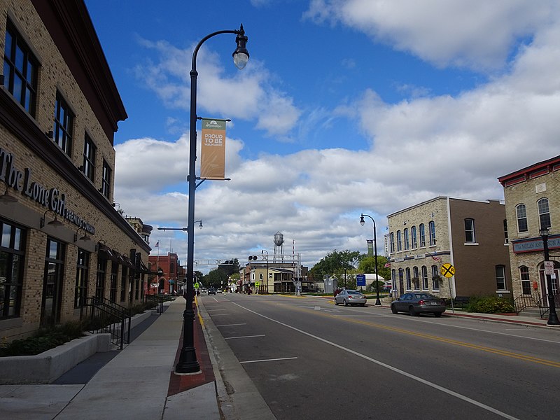 File:Main Street Waunakee - panoramio - Corey Coyle.jpg