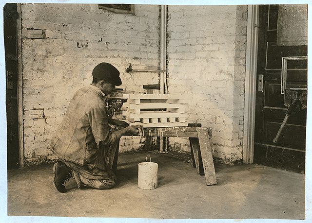 640px-Making_flower_boxes_in_carpenter-shop._Pauls_Valley_Training_School._See_4833-4842._LOC_nclc.05251.jpg (640×459)