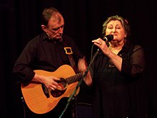 Martin Carthy ve Norma Waterson bir Waterson'da: Cranleigh'de Carthy performansı, Nisan 2006.