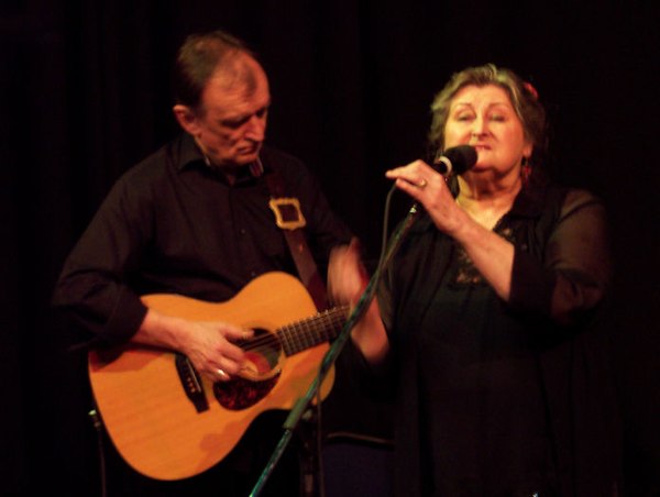 Martin Carthy and Norma Waterson at a Waterson–Carthy performance in Cranleigh, April 2006.