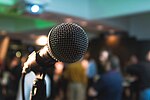 Vignette pour Fichier:Microphone on a karaoke night (Unsplash).jpg