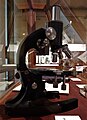 Microscopio modelo Cajal (1950) perteneciente a la colección de instrumentos científicos del MNCN.jpg