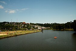 Mirik z widokiem na jezioro Sumendu