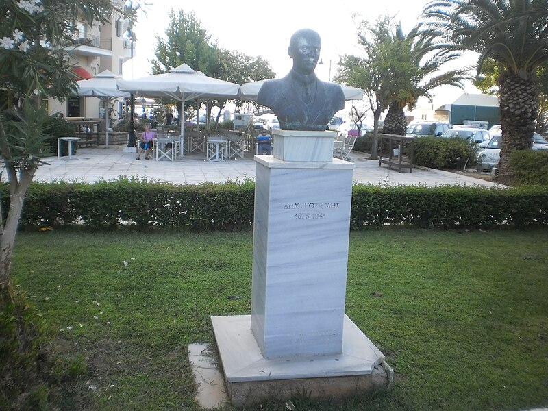 File:Monument on lefkas.JPG