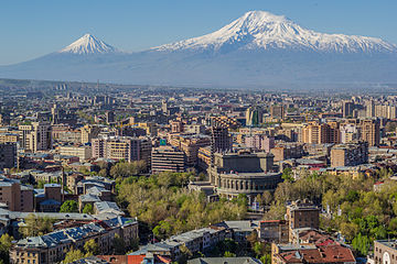 Stadtansicht der armenischen Hauptstadt Jerewan mit Ararat im Hintergrund