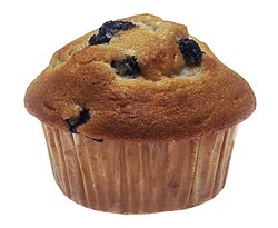 Borůvkový muffin v papírovém muffinovém poháru.