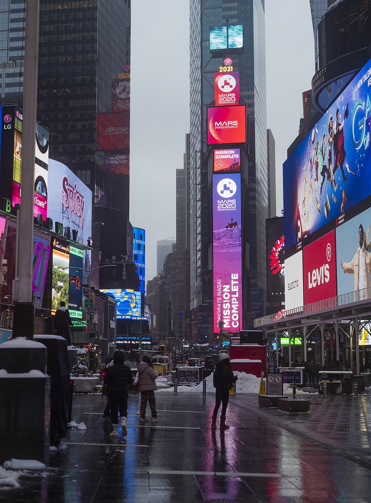 Kia to haul Times Square's '2021' across the country as part of New Year's  Eve marketing