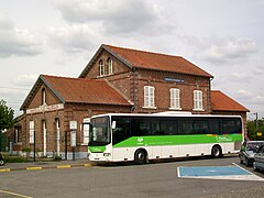 Le bâtiment voyageurs avec un car des TER Picardie stationné devant.