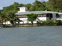 Assembleia Nacional, vista do rio Suriname. JPG