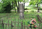 A temetőben több fémkerítéses sírkert is található