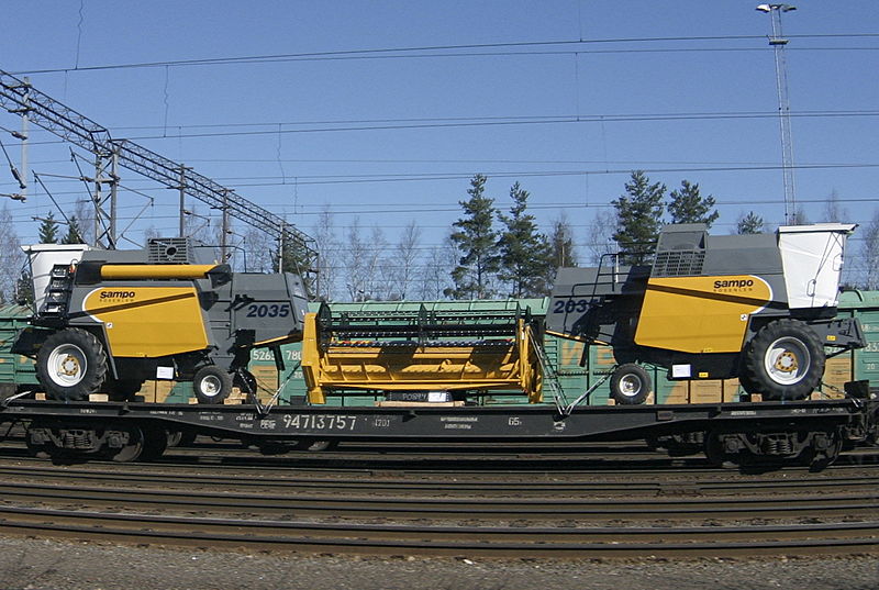 File:New Sampo Rosenlew SR2035 combines on a train in Helsinki.jpg