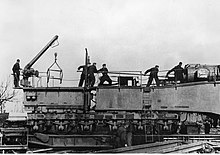One of the K5 guns at Anzio being loaded by its crew, May 1944. Niemiecka artyleria dalekosiezna na froncie pod Nettuno - Anzio (2-2195).jpg