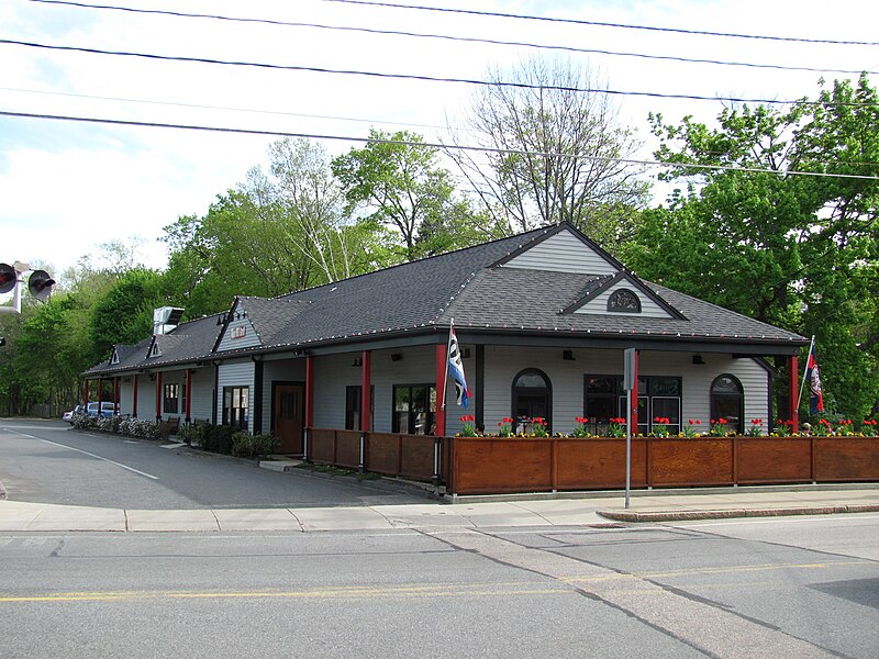 File:Noon Hill Grill, Medfield MA.jpg