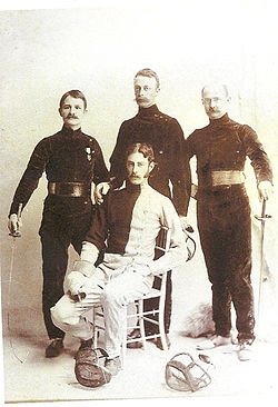 William Scott O’Connor, Charles Tatham és C. C. Nadal, előttük ülve Albertson Van Zo Post (1891)
