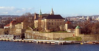 Akershus fästning. Från höger: Munks tårn, Jomfrutårnet, Det kongelige mausoleum, Sørfløyen, Romeriksfløyen, Knutstårnet, Det dobbelte batteri och Laboratoriekjøkkenet (vit byggnad). Blåtårnet, Romerikstårnet och Nordfløyen i bakgrunden. Prins Carls bastion från 1648 går från Munks tårn och till höger mot sjön. Romeriksbastionen från 1611 och 1641 framför Knutstårnet.