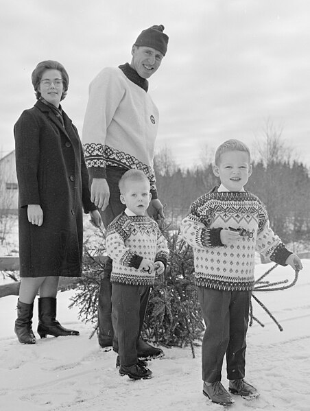 File:Ole Ellefsæter with family 1966.jpg