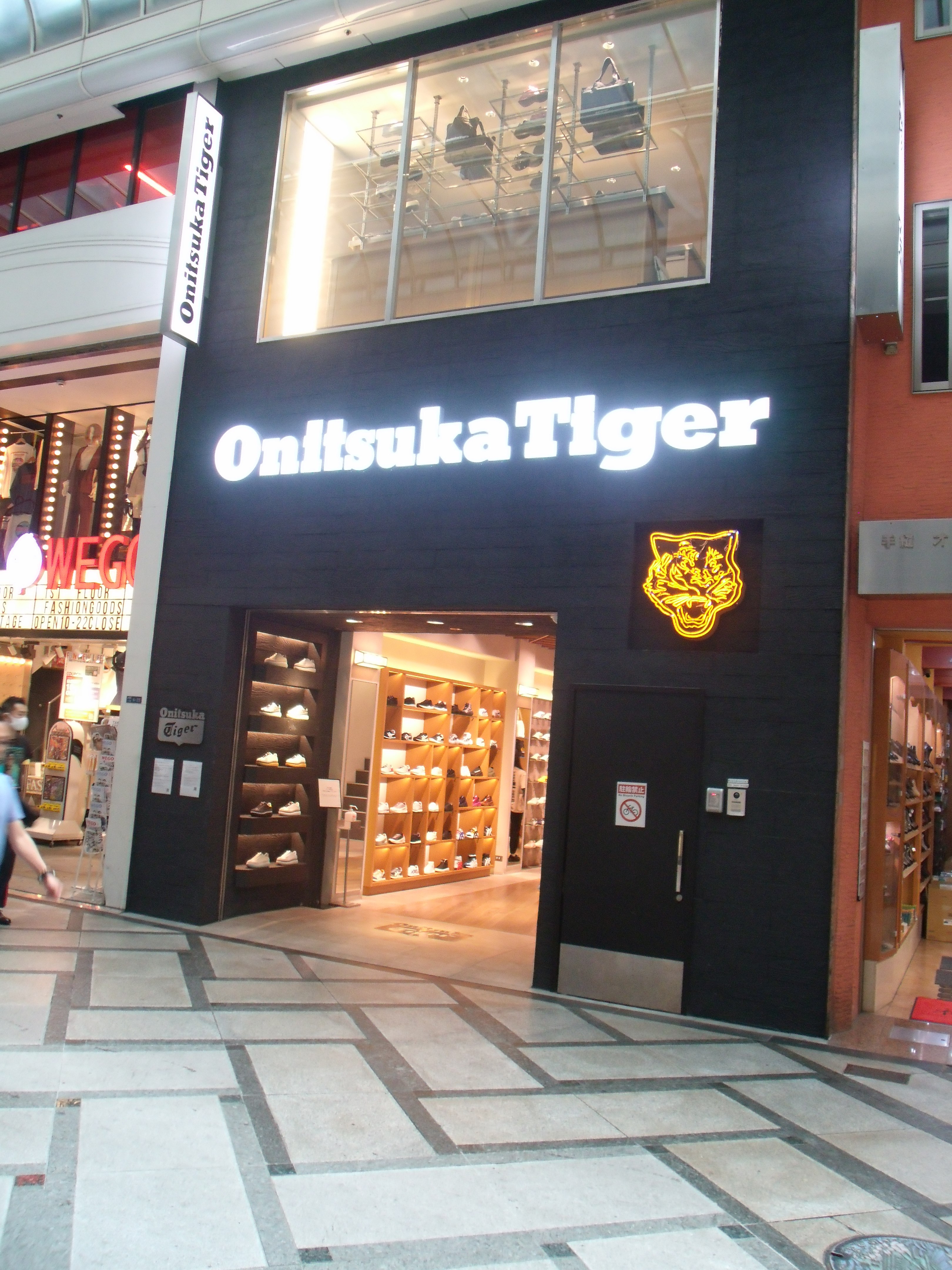 File:Onitsuka Tiger Shinsaibashi.jpg 