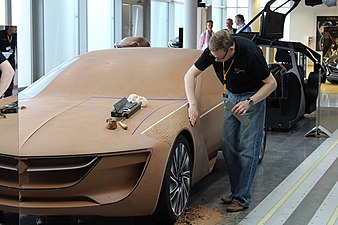 Lermodell av Opel-bil som finliras av en bilkonstruktör.